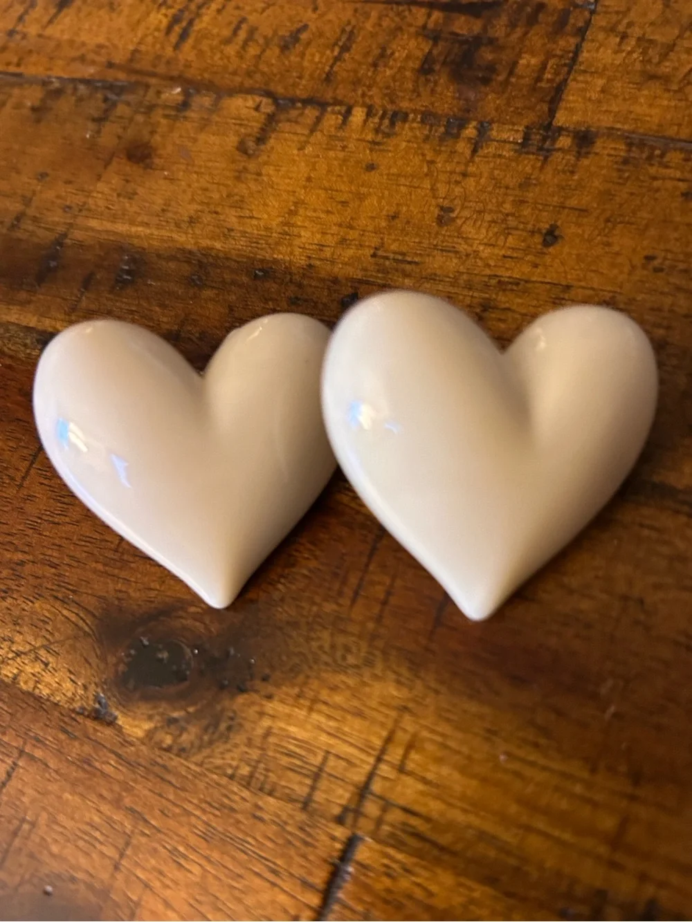 🤍 Cream Heart Acrylic Earrings